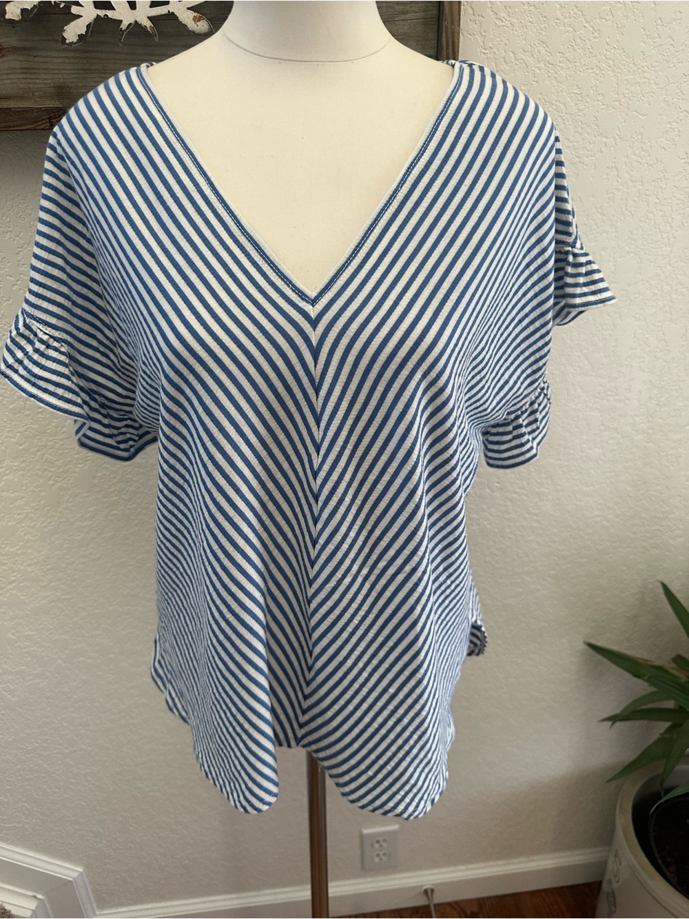 Max studio Blue and White Flutter Striped V-Neck Women's Top size L NWT